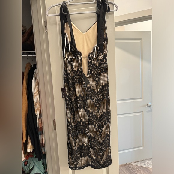 NWT Lulu’s Black Lace Open Back Cocktail Dress - Picture 4 of 4